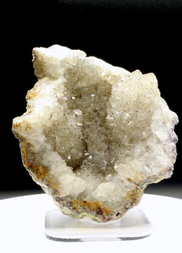 “Indrukwekkende geode van bergkristal met insluitsels van goethiet.